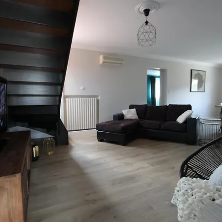Bastia Belles Avec Cuisine Et Salle De Bain.